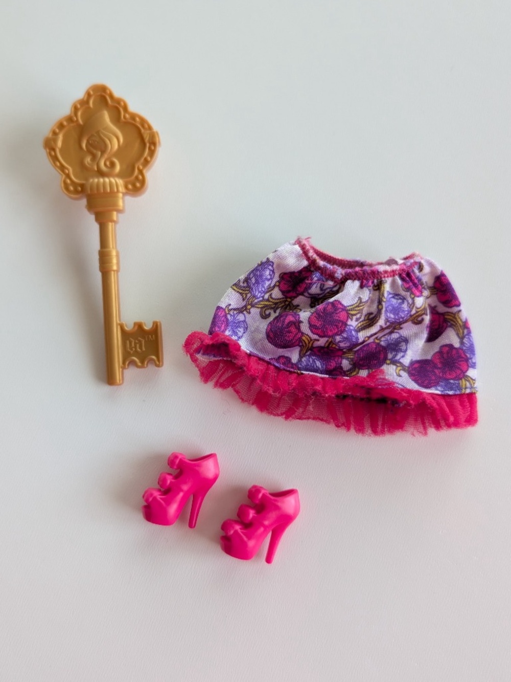 Ever After High Holly O'Hair Hairstyle Pink Floral Ruffled Skirt Shoes Brush
